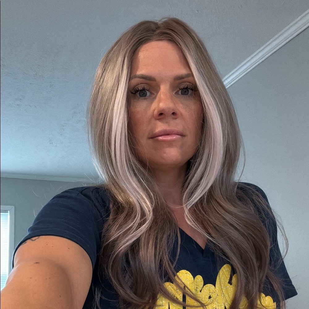 Chelsey smith crowns petite free part blonde with highlights wig